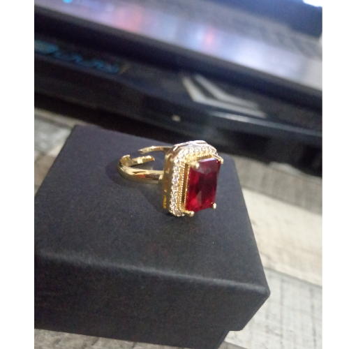 Anillo circon rojo rectangular